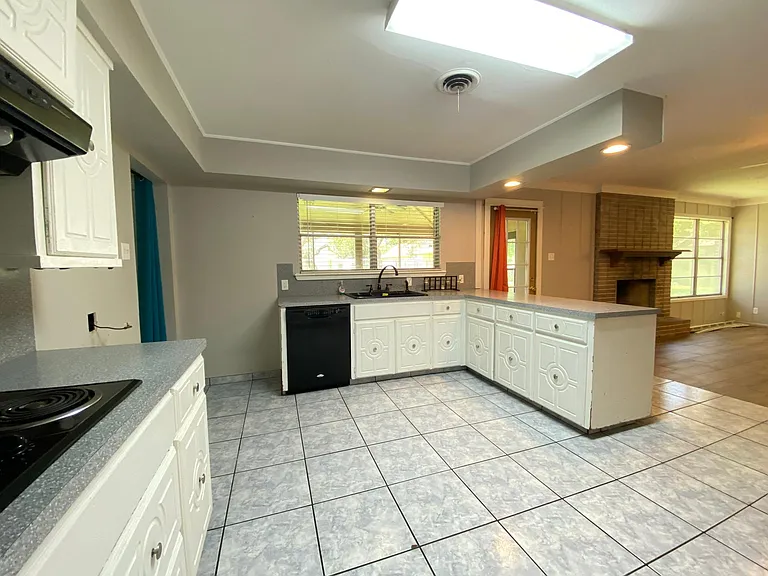 536 W Yoakum Ave — Photo 9