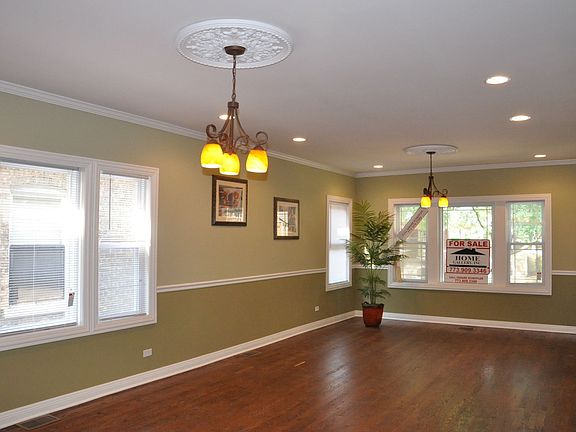 Relaxing Living Room with Beautiful Crown Moulding