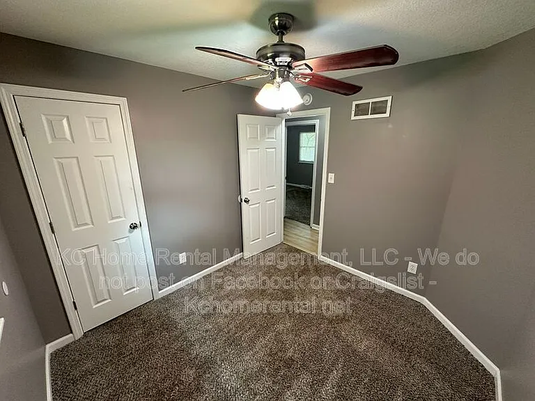 424 NE Lakeview Dr — Photo 22