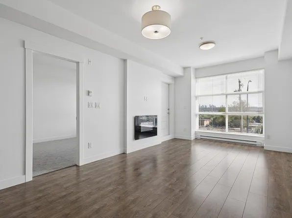 827 Roderick Ave #205, Coquitlam, BC V3K 0E3