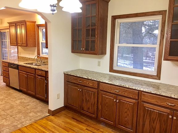 4th image of 121 Carlton Ct