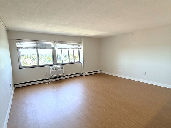 3rd image of 1025 Hancock St #10