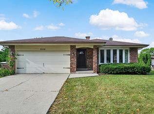 8456 Dixon Ct, Darien, IL 60561
