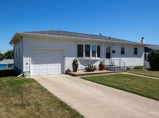 906 1st Ave NE, Mandan, ND 58554