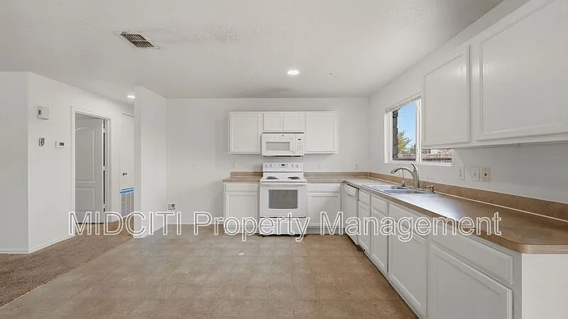 3 bed, 2.0 bath, 1689 sqft, $1,750 — Photo 4