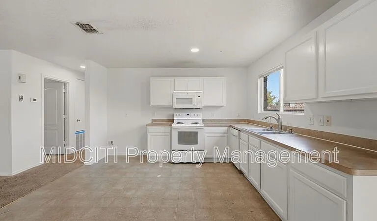 3248 Northwest Blvd — Photo 4
