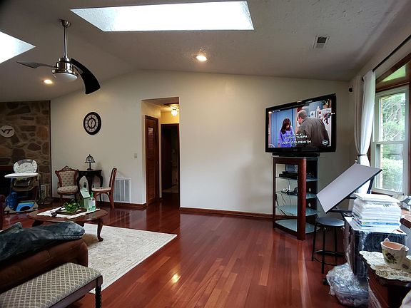 3rd image of 186 Plainview Ln