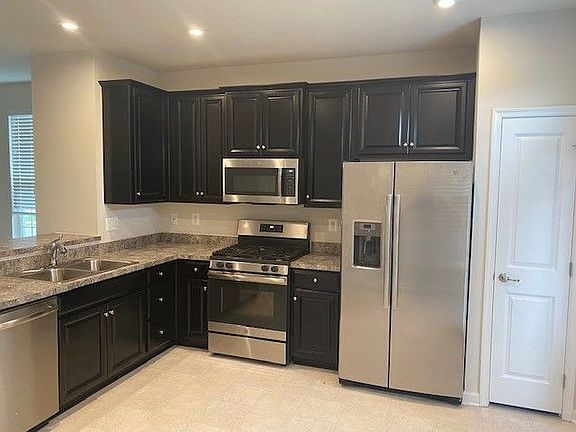 4th image of 501 Rolling Valley Dr