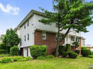 886 Howard Pl, Ridgefield, NJ 07657