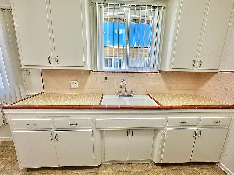 8750 Woodman Ave #18 — Photo 8