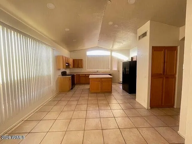 5 bed, 2.5 bath, 2622 sqft, $3,000 — Photo 3