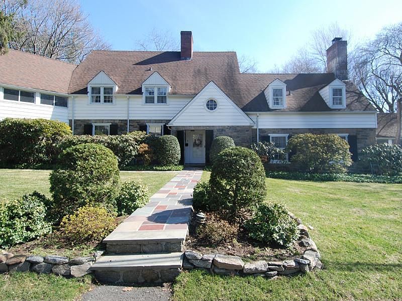 Classic Colonial in Larchmont Ridge