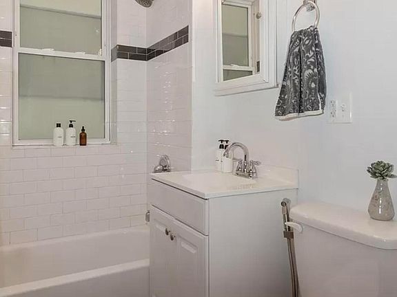 4th image of 3034 N Hamlin Ave #2