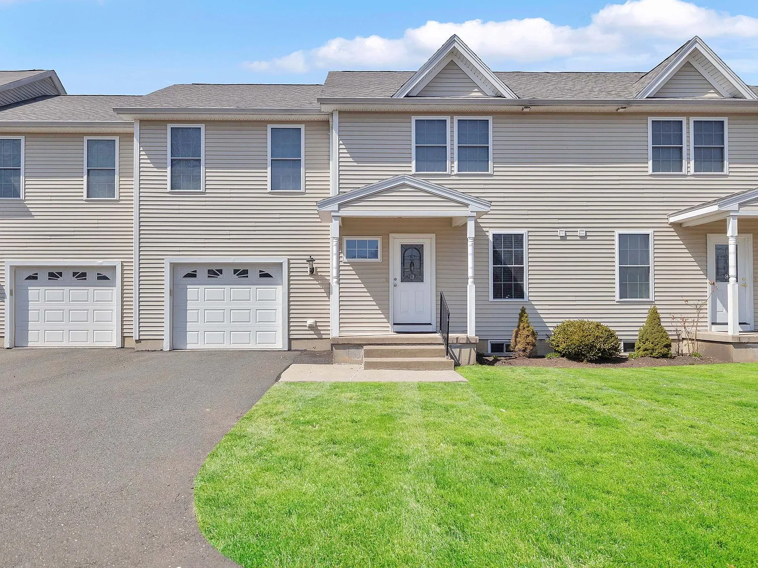 3 bed, 2.5 bath, 1640 sqft, $2,900 — Photo 2