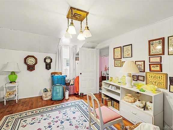 5th image of 609 Main St