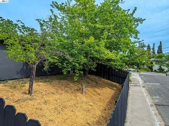 3743 Sanford St — Photo 36