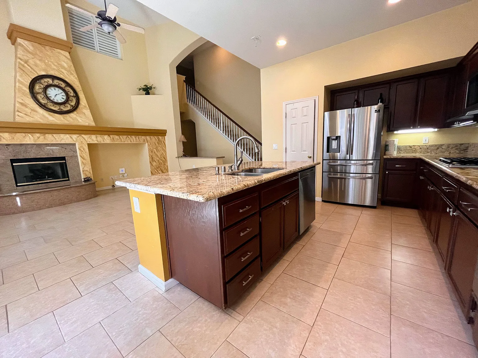 5 bed, 2.5 bath, 3000 sqft, $3,995 — Photo 3