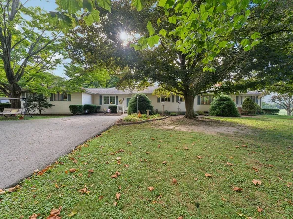 402 N Sycamore Ave, Sycamore, OH 44882