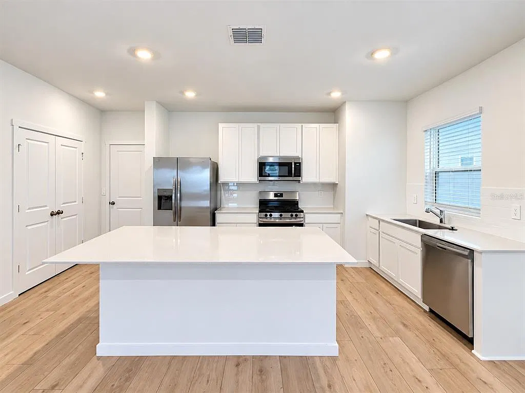 4 bed, 2.5 bath, 2071 sqft, $2,450 — Photo 4