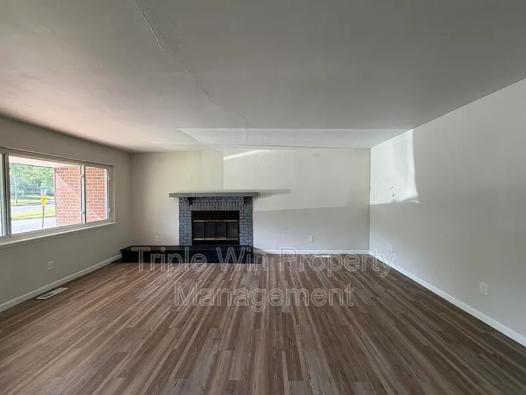 945 Paddock Dr — Photo 6