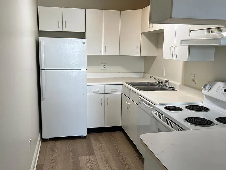 920 N Front St #8 — Photo 2