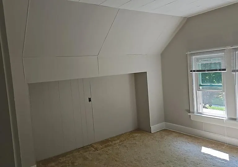 Large Upper Bedroom / Front
