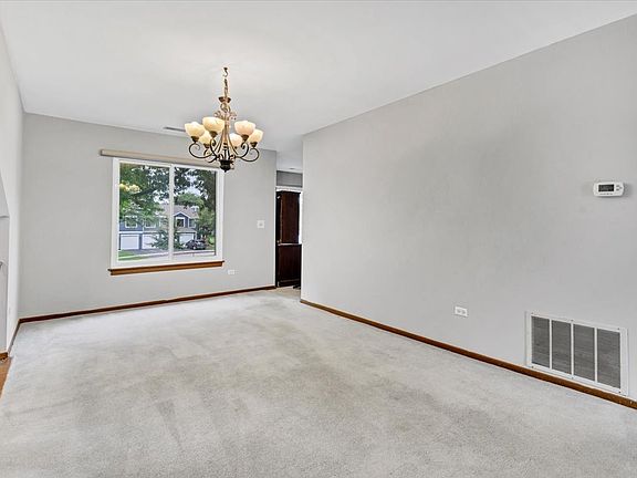 5th image of 912 Manchester Cir