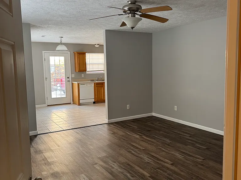 1012 E Chestnut St — Photo 2