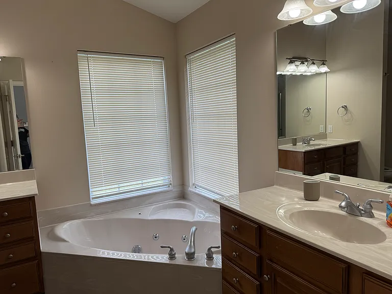 Primary en-suite