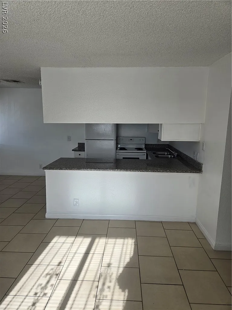 2 bed, 1.0 bath, 3436 sqft, $950 — Photo 3