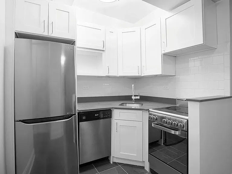 208 W 23rd St #211 — Photo 3