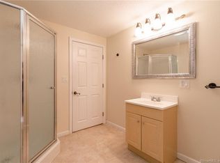 10 Tanglewood Rd, Farmington, CT 06032