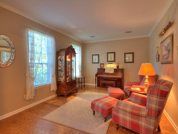 4th image of 2507 Foxglove Dr
