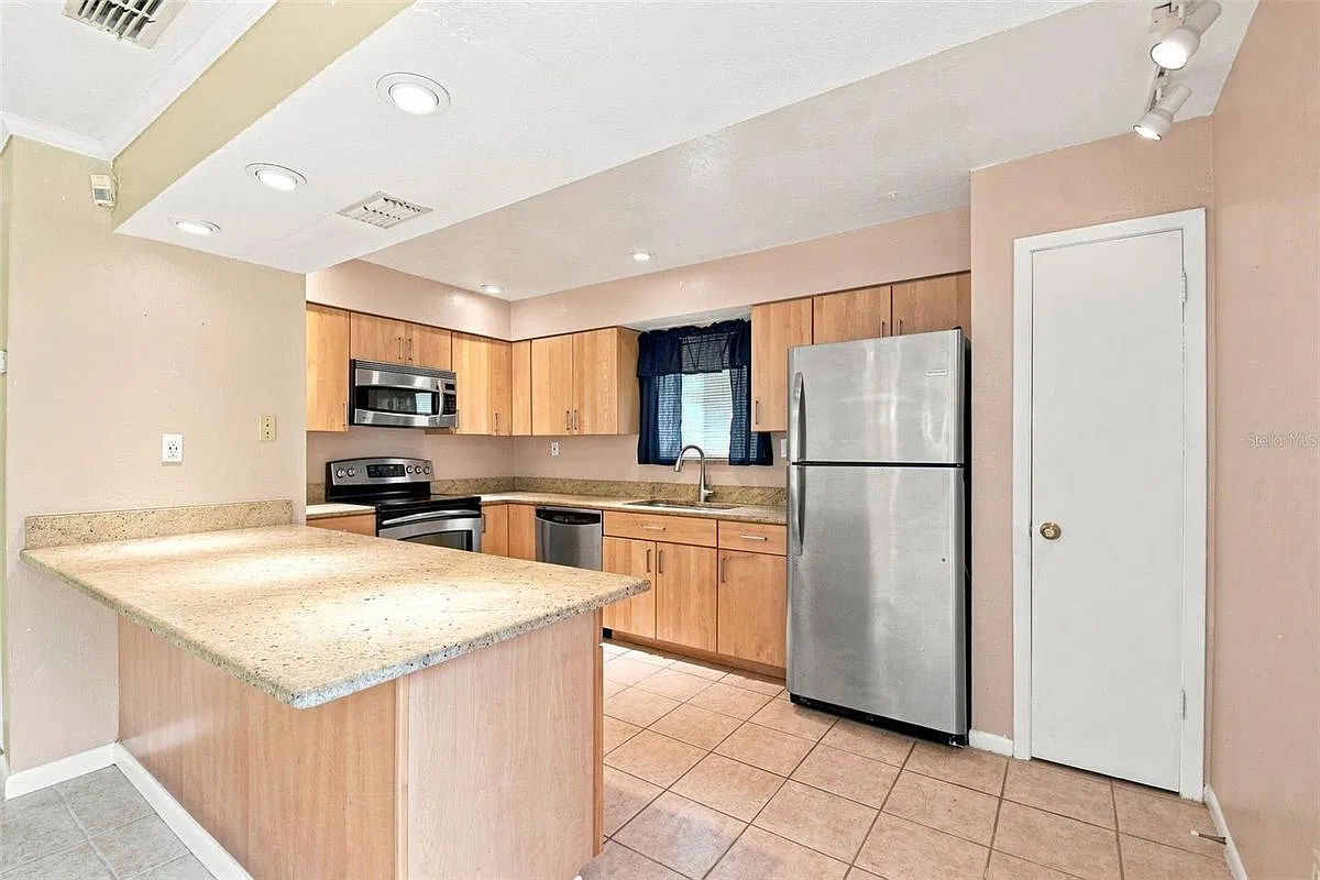 2 bed, 2.0 bath, 992 sqft, $1,525 — Photo 4