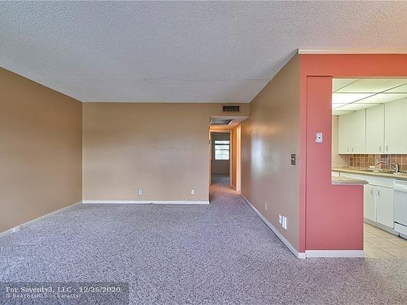4th image of 2102 Newport Dr #U