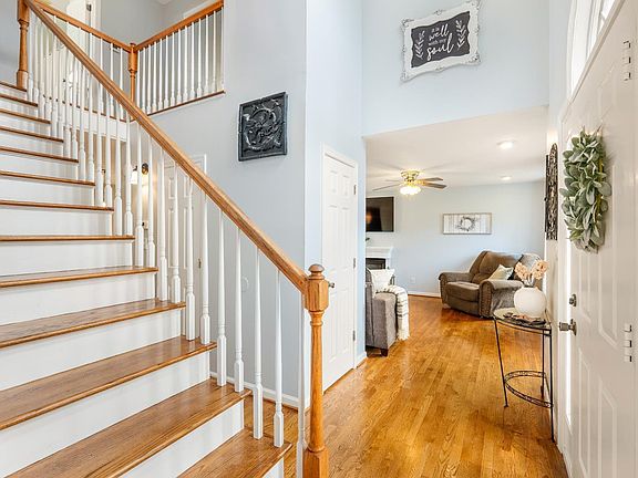 3rd image of 212 Villa View Pl