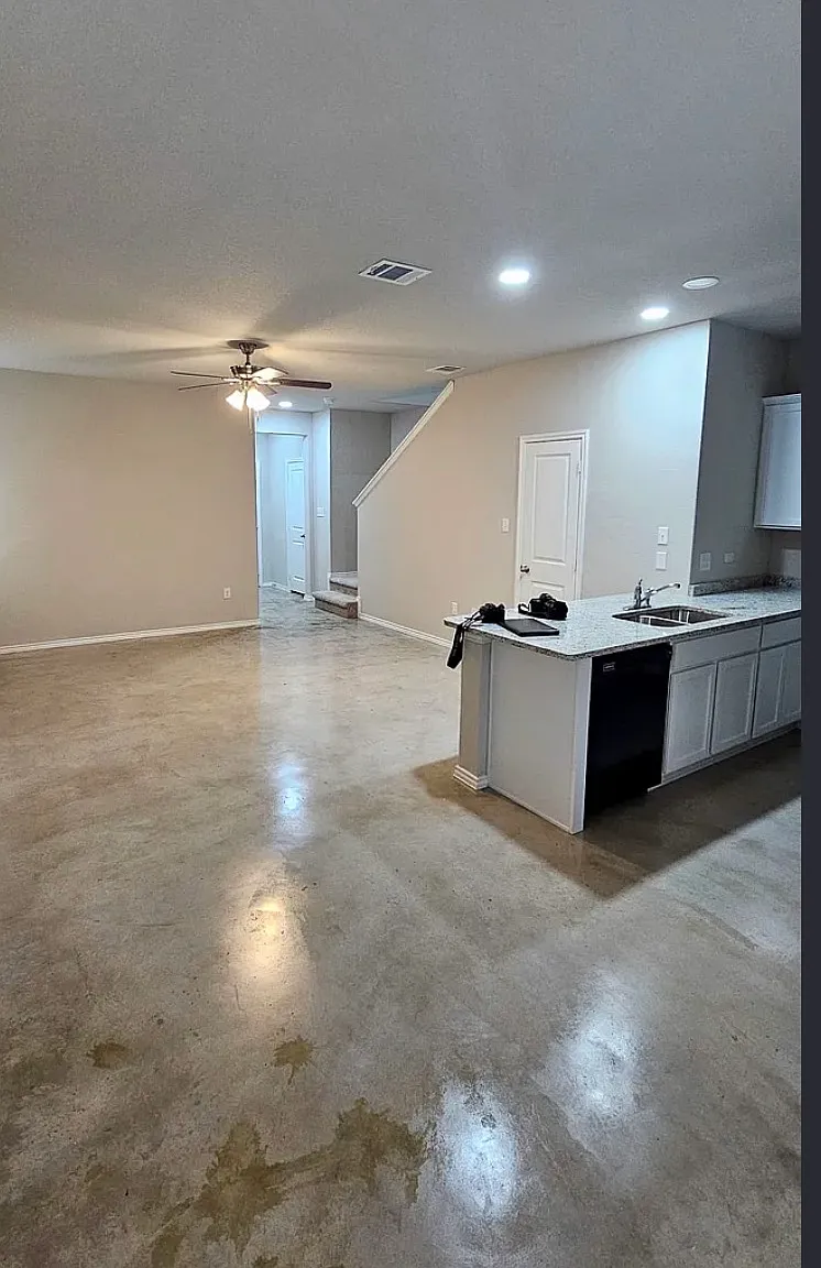 3 bed, 1220 sqft, $1,300 — Photo 2