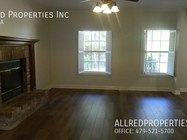 1823 W Berry St — Photo 2