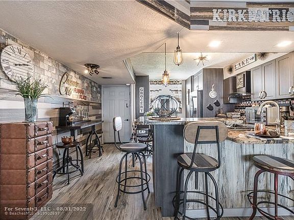 4th image of 118 Lake Emerald Dr APT 401