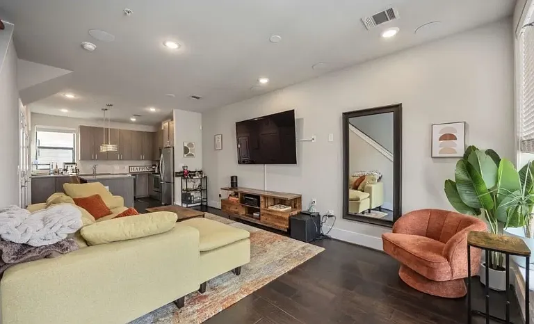 2401 Crawford St #2210 — Photo 2