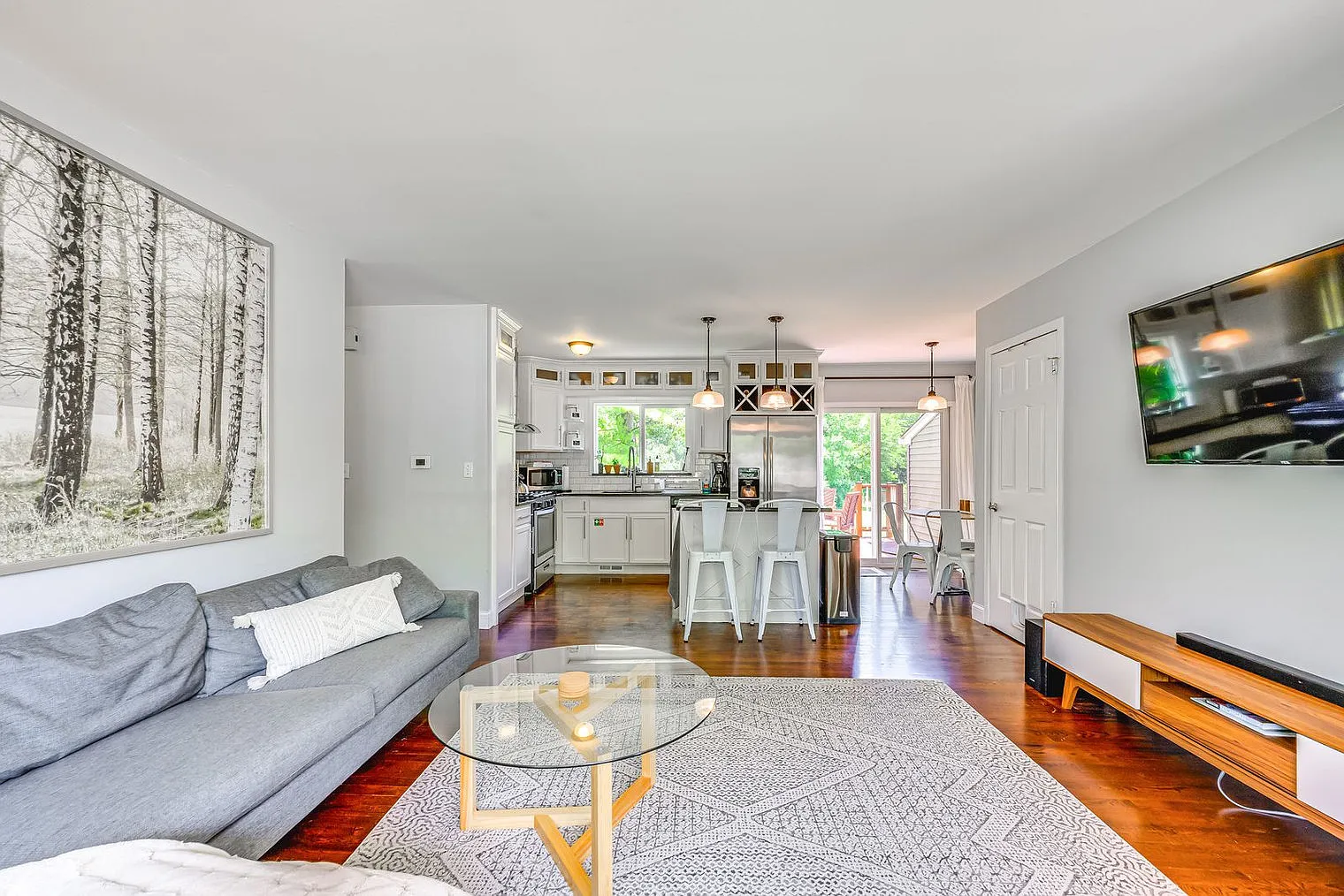 3 bed, 1.0 bath, 990 sqft, $2,967 — Photo 3