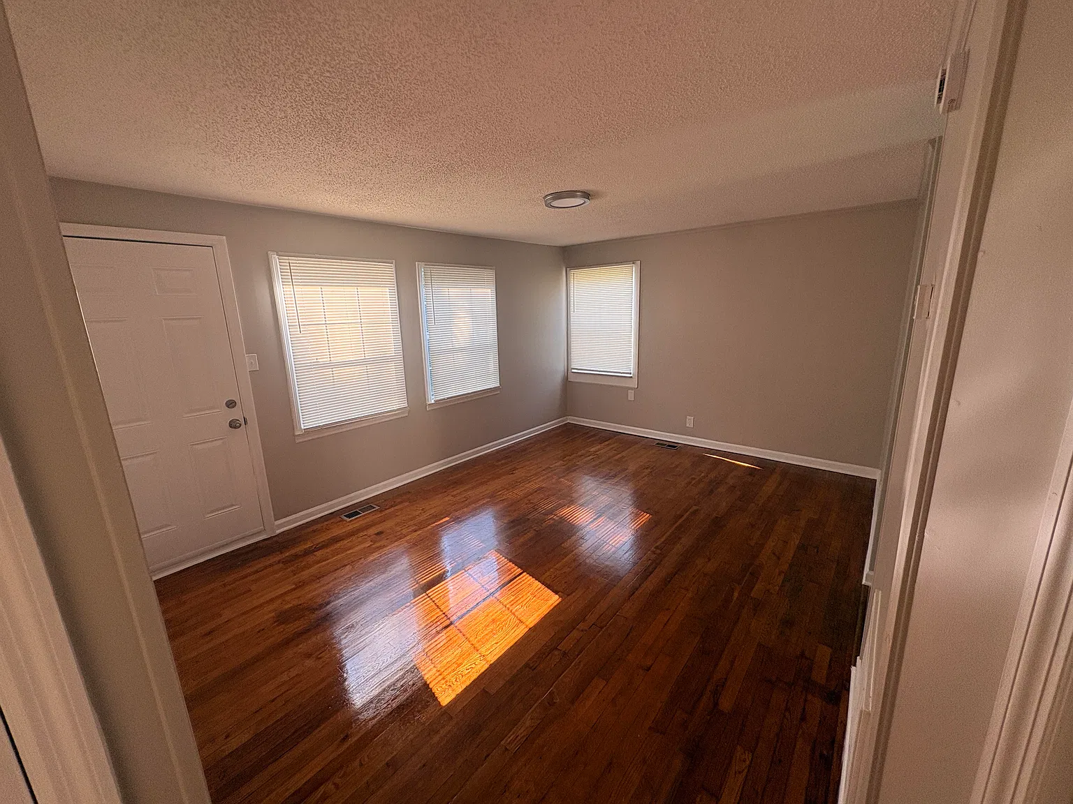 2 bed, 725 sqft, $1,100 — Photo 3