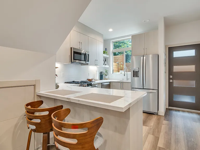 5618A California Ave SW — Photo 4