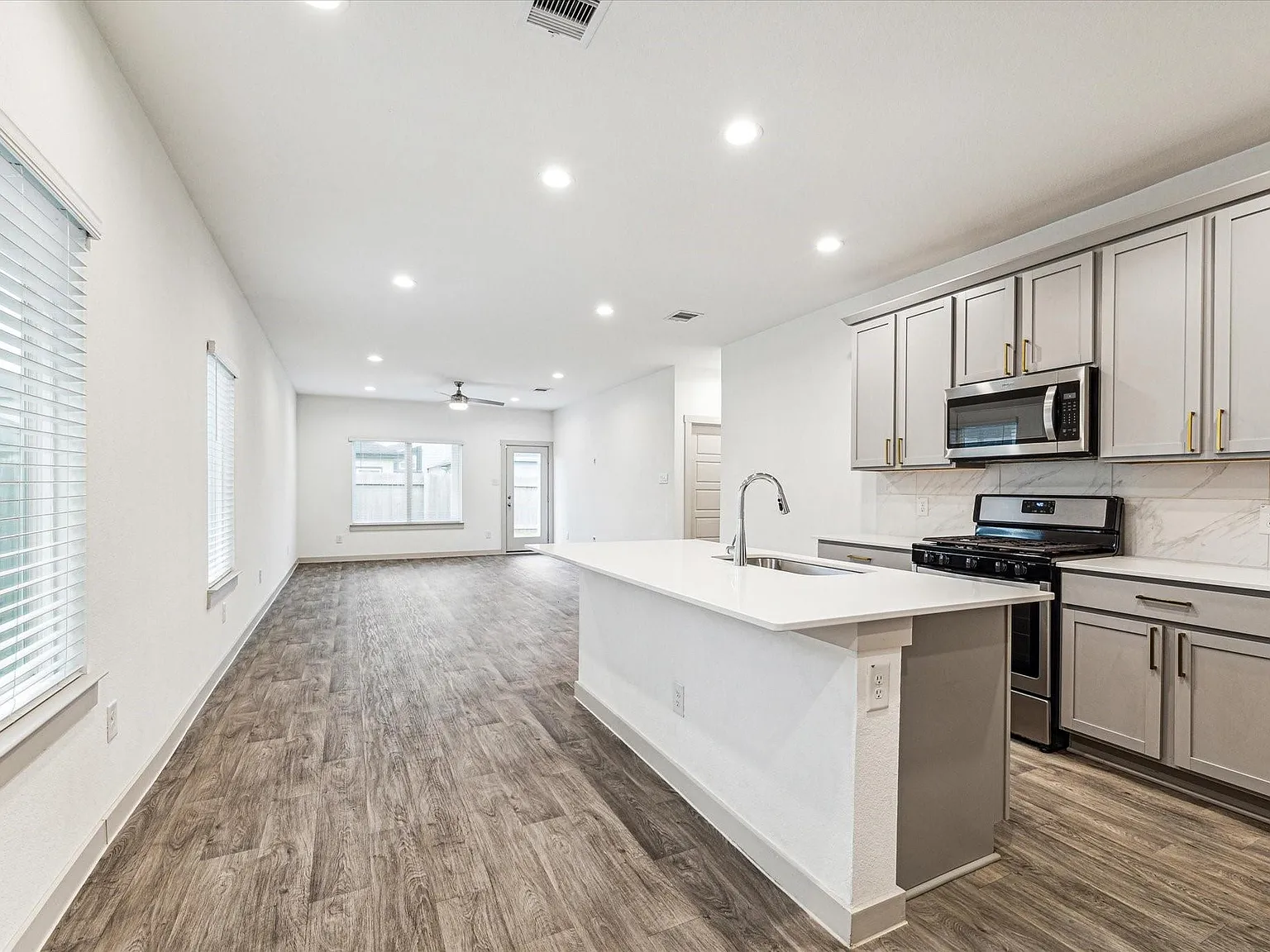 3 bed, 2.0 bath, 1541 sqft, $2,450 — Photo 3