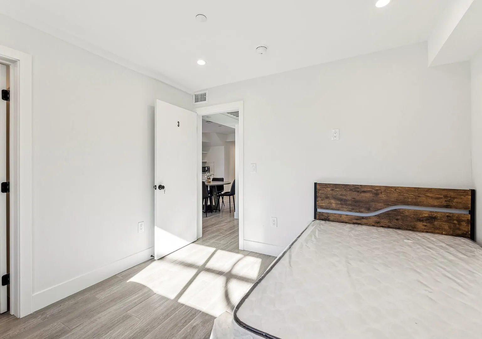 MH 1252 W 37th St — Photo 4