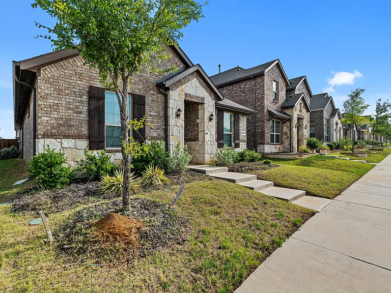 2304 Rosaline Dr — Photo 6