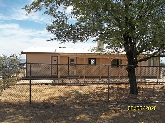 FENCED BACK YARD
DOGGIE DOOR
