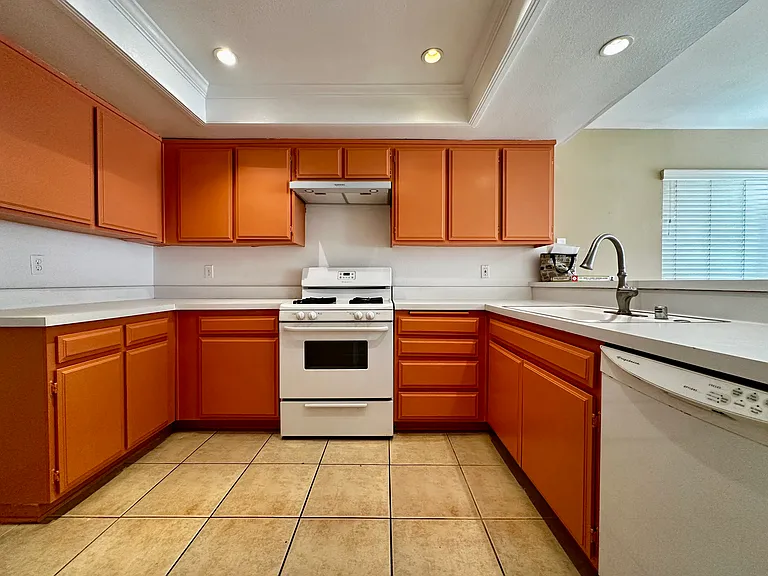 2447 Huntington Dr #11 — Photo 8