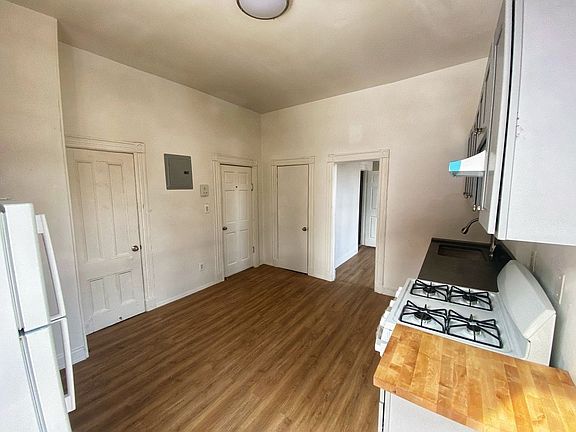 4th image of 408 Throop Ave #1