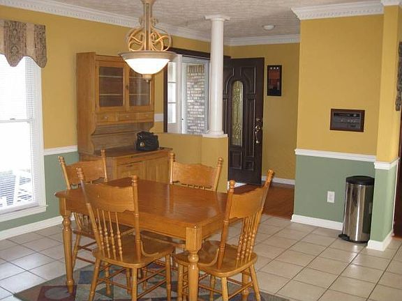 Eat-in kitchen